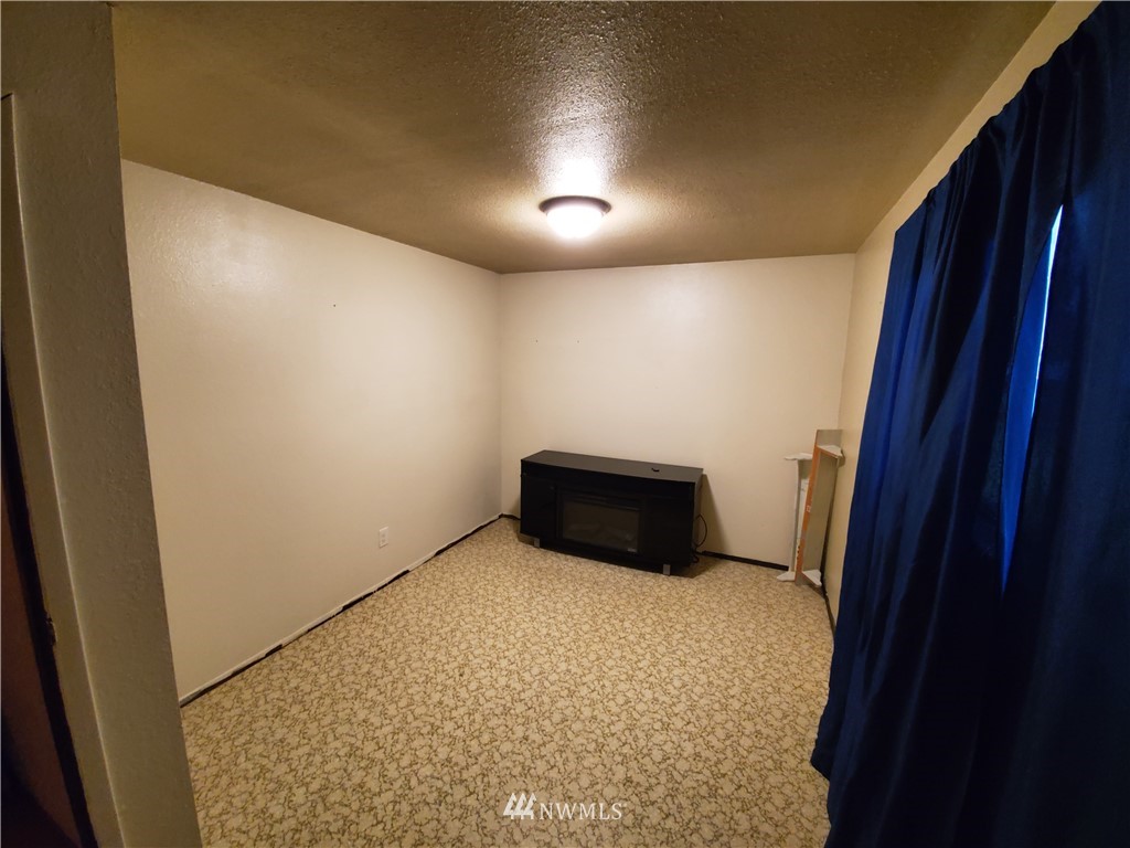 6076 Fazon Road Bellingham, WA 98226 - Photo 2 of 19 a big room with closet