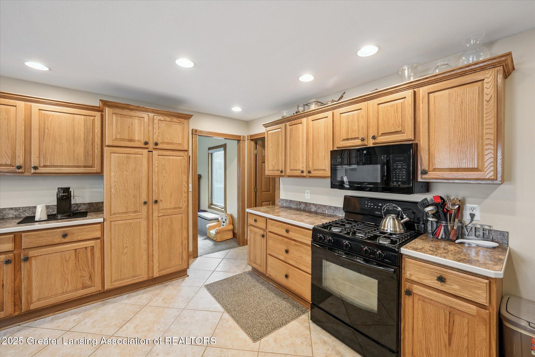 5512 Rays Drive Onsted, MI 49265 - Photo 15 of 42 15-5512-Rays-Dr-Onsted-MI-49265-WindowSt