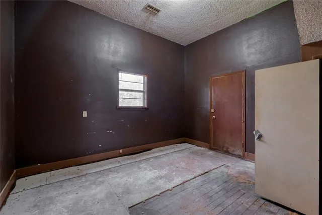 $285,000 | 701 Northeast 1st Street, Smithville, TX 78957