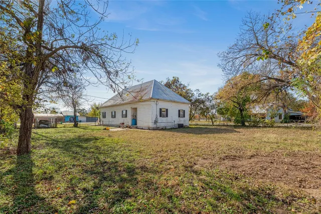 $285,000 | 701 Northeast 1st Street, Smithville, TX 78957