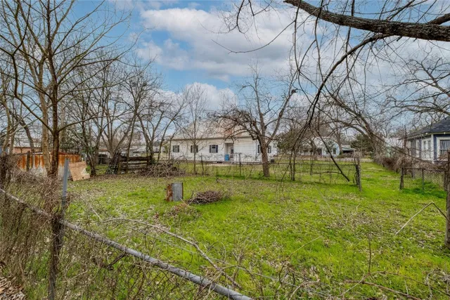 $285,000 | 701 Northeast 1st Street, Smithville, TX 78957