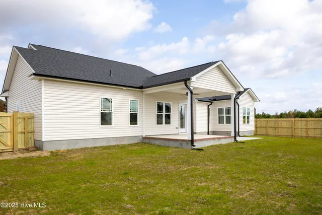 $357,500 | 101 Deer View Lane, Clinton, NC 28328