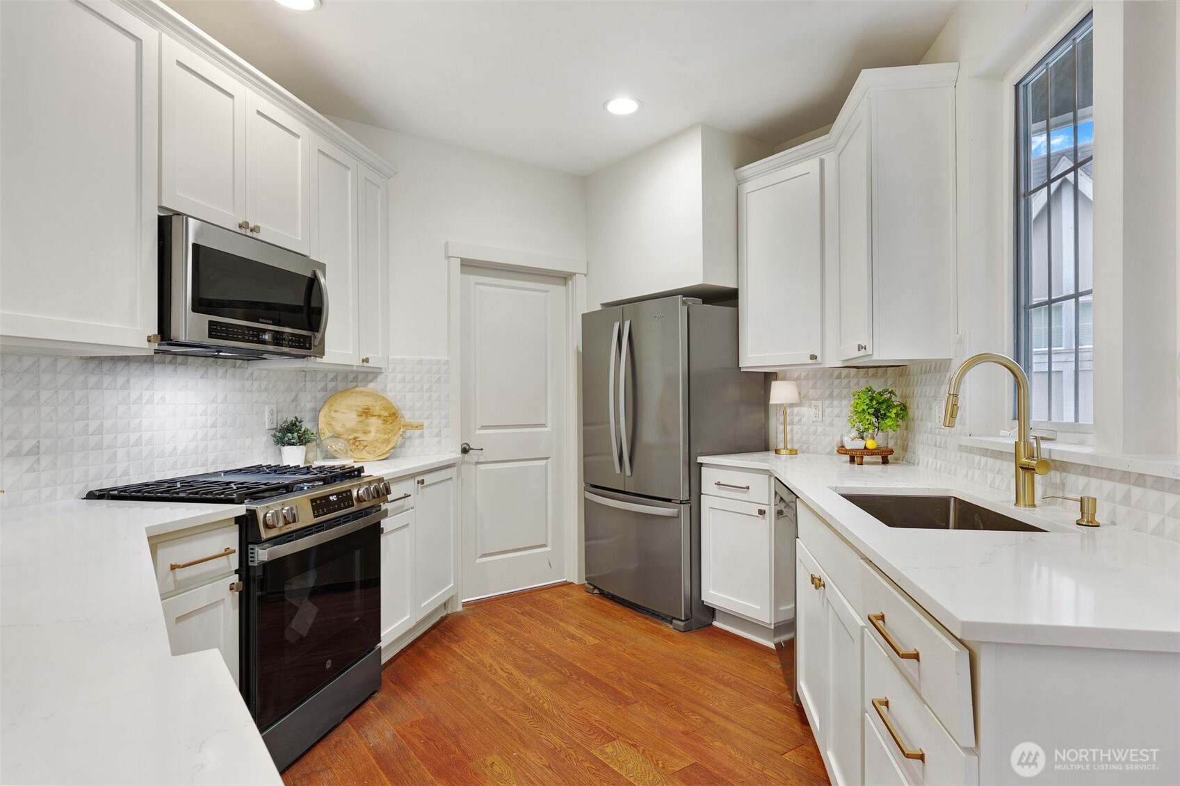 5960 31st Avenue Southwest Seattle, WA 98126 - Photo 9 of 22