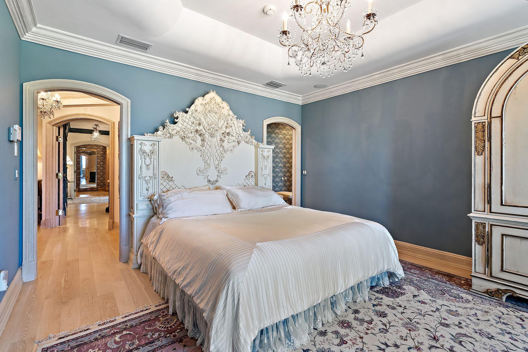 19 North Beach Road Hobe Sound, FL 33455 - Photo 29 of 75 Looking to the bath