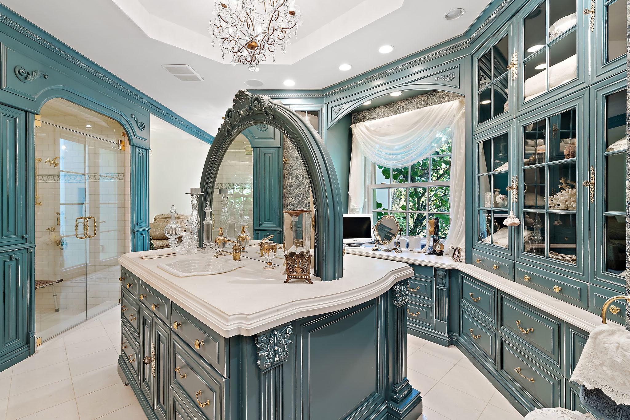 19 North Beach Road Hobe Sound, FL 33455 - Photo 31 of 75 Dual Vanity, shower, morining bar