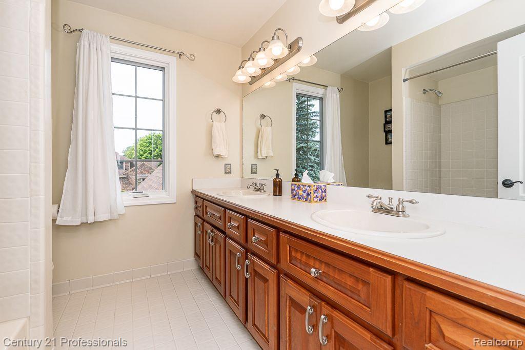 2072 Ridgefield Court Rochester, MI 48306 - Photo 27 of 41 Main Bathroom