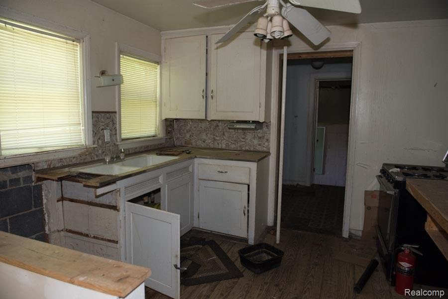 10740 Wayne Road Livonia, MI 48150 - Photo 16 of 44 Wayne -20.jpg