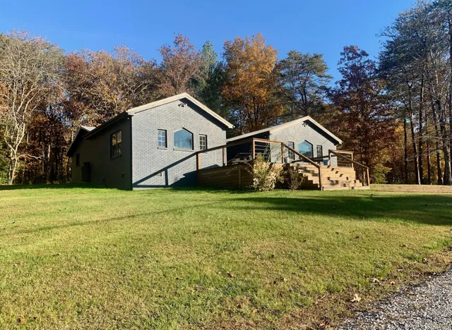 a view of a house with a yard