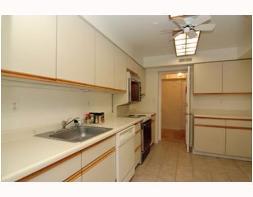 302 Fox Chapel Road, Unit 414 Pittsburgh, PA 15238 - Photo 5 of 8 Kitchen.