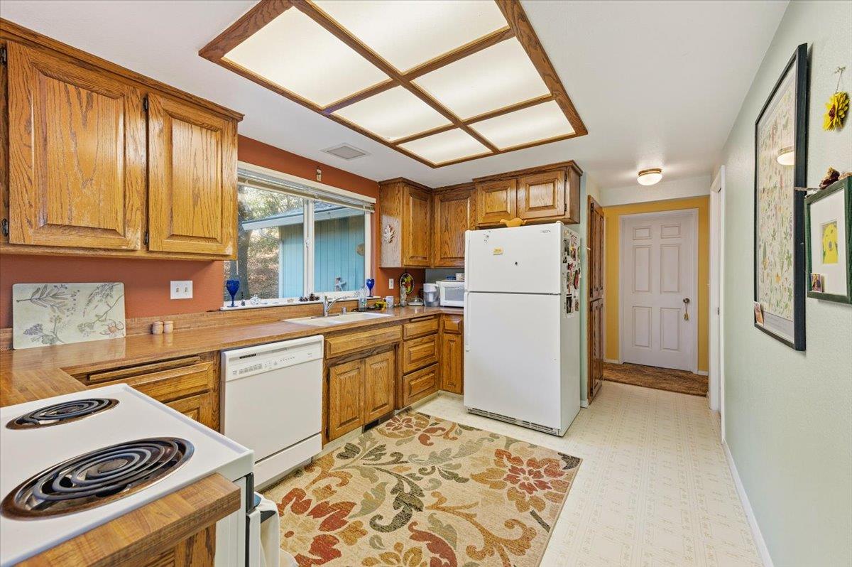 15495 Nancy Way Grass Valley, CA 95949 - Photo 11 of 34