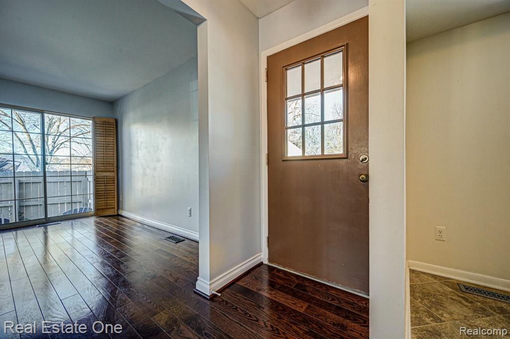 1406 Crescent Lane Rochester Hills, MI 48306 - Photo 9 of 49