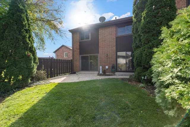 $250,000 | 650 Cress Creek Lane, Crystal Lake, IL 60014