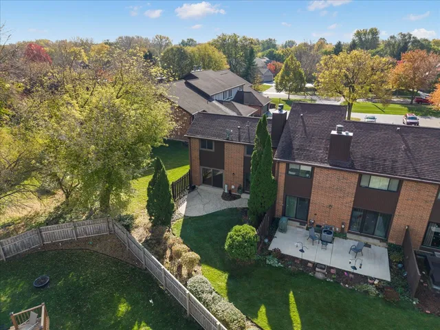 $250,000 | 650 Cress Creek Lane, Crystal Lake, IL 60014