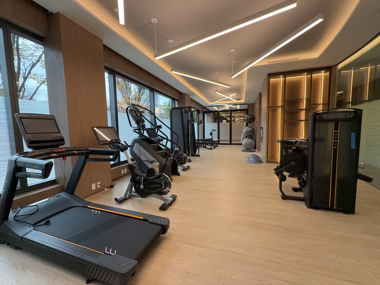 11-36 45th Road, Unit 403A Queens, NY 11101 - Photo 12 of 15 a room with gym equipment and large mirror