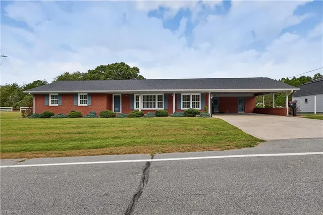 $359,000 | 2587 Highway 8, Danbury, NC 27016