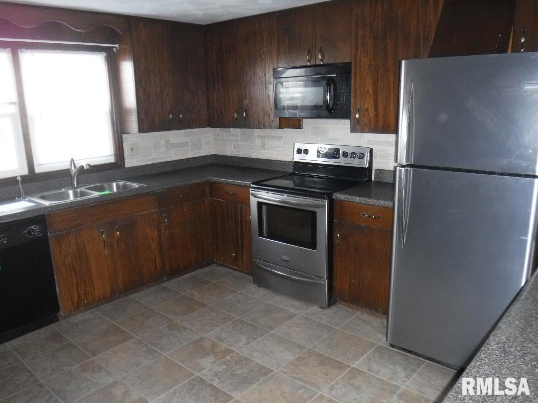 134 West 5th Street Flora, IL 62839 - Photo 3 of 8 Gallery Image 3