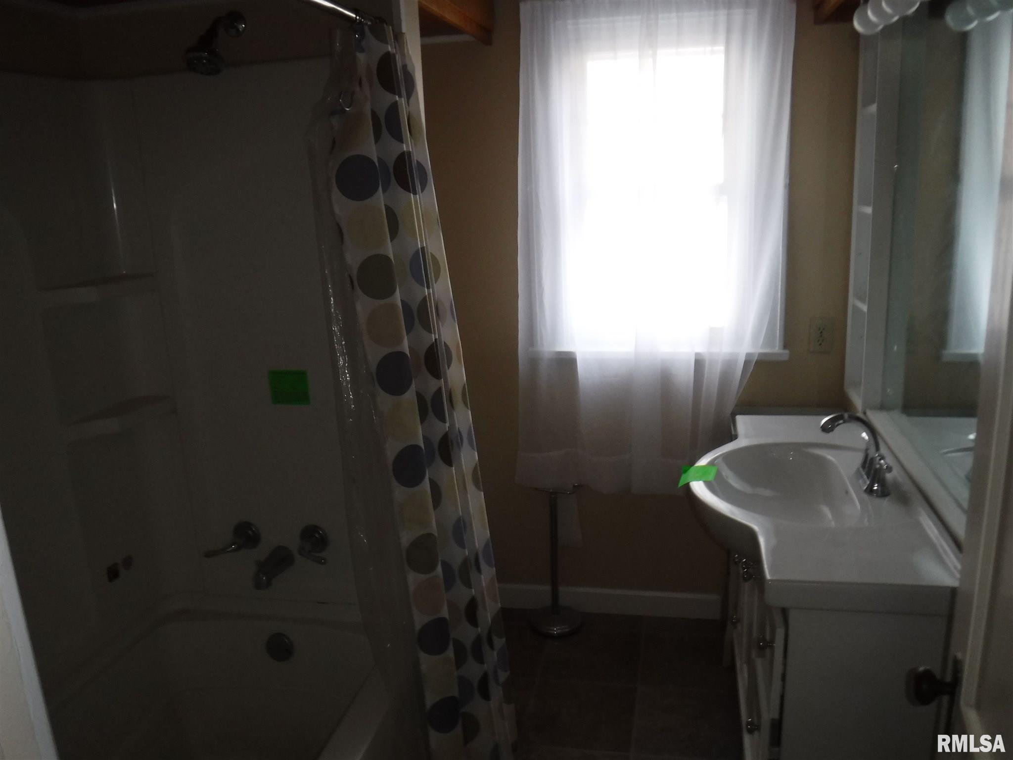 134 West 5th Street Flora, IL 62839 - Photo 7 of 8 Gallery Image 7