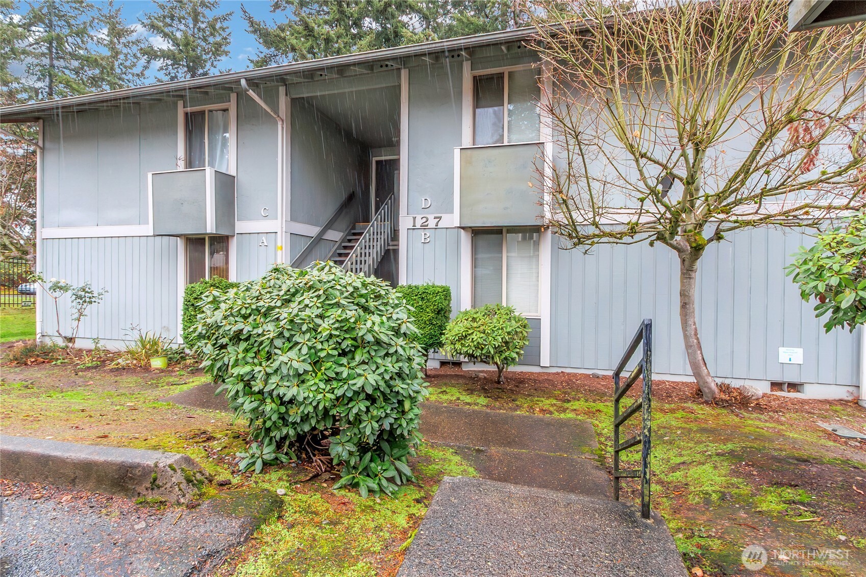 127 South 340th Street, Unit A Federal Way, WA 98003 - Photo 2 of 19 a house on the side of a building
