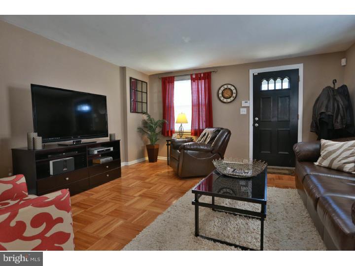 556 Pedley Road Philadelphia, PA 19128 - Photo 4 of 25 Living Room
