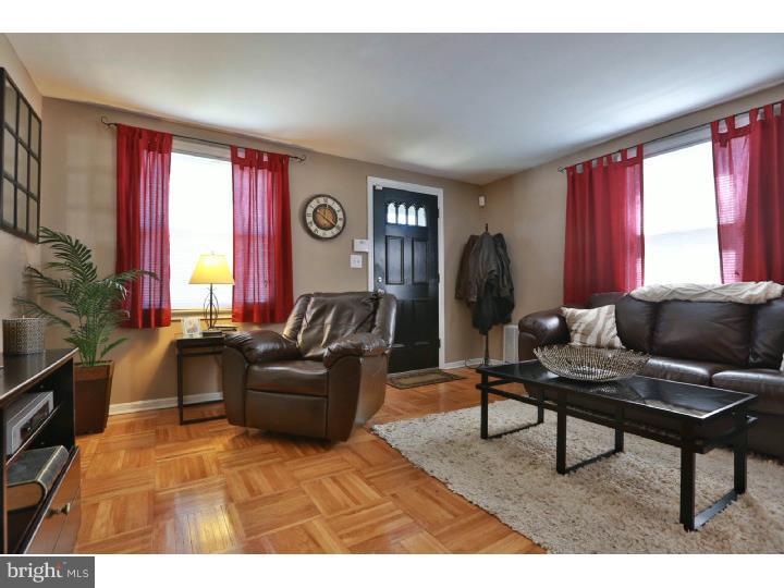 556 Pedley Road Philadelphia, PA 19128 - Photo 5 of 25 Living Room