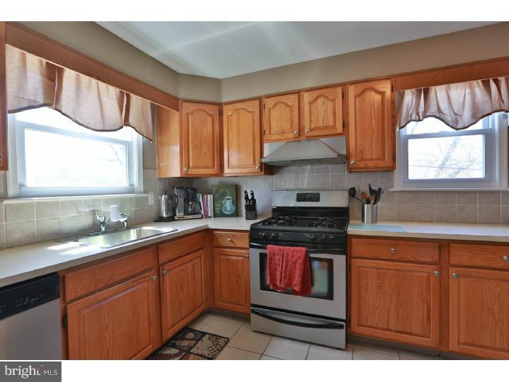 556 Pedley Road Philadelphia, PA 19128 - Photo 8 of 25 Kitchen