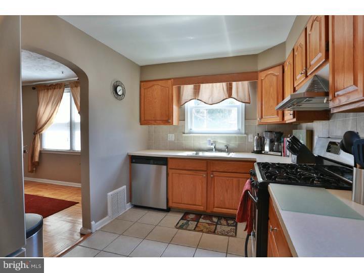 556 Pedley Road Philadelphia, PA 19128 - Photo 10 of 25 Kitchen