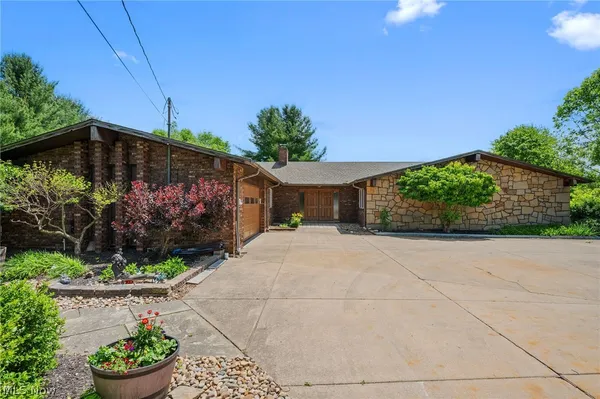 $525,000 | 16385 Messenger Road, Chagrin Falls, OH 44023