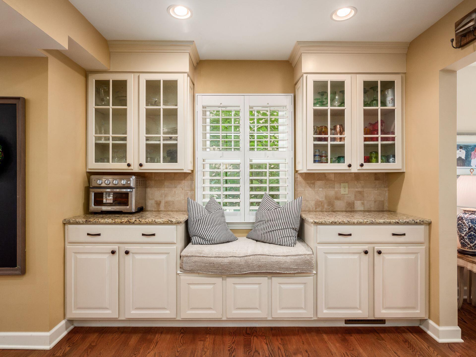 1544 Guilford Road Columbus, OH 43221 - Photo 21 of 76 Kitchen Window Seat