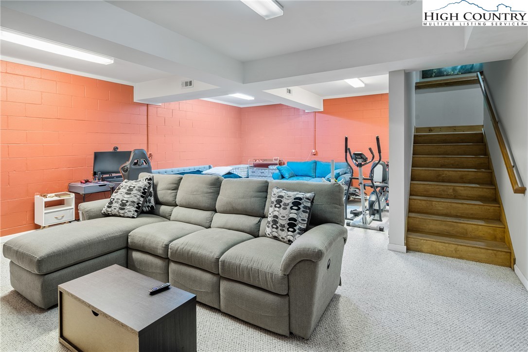 144 Grandfather Farms Road Banner Elk, NC 28604 - Photo 34 of 41 a living room with furniture