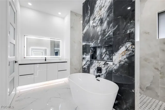 $895,000 | 126 Northwest 25th Street, Cape Coral, FL 33993