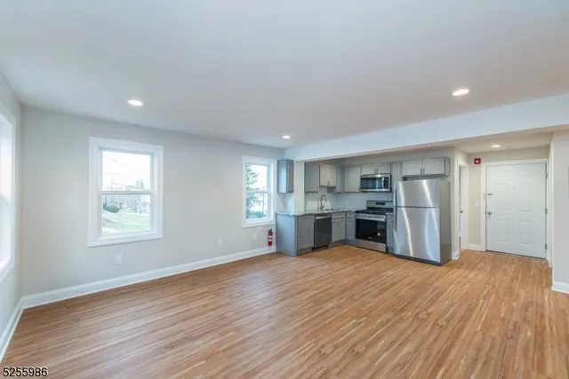 $2,075 | 122 Main Street, Unit 4, Newton, NJ 07860