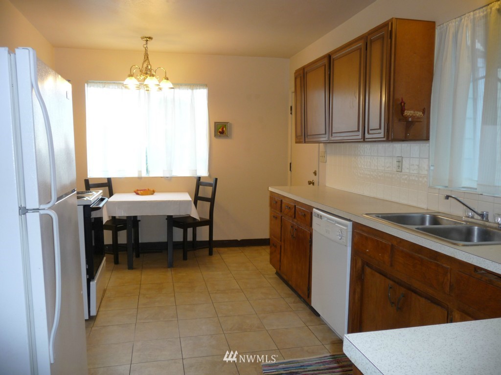 813 Southwest 3rd Place Renton, WA 98057 - Photo 5 of 12