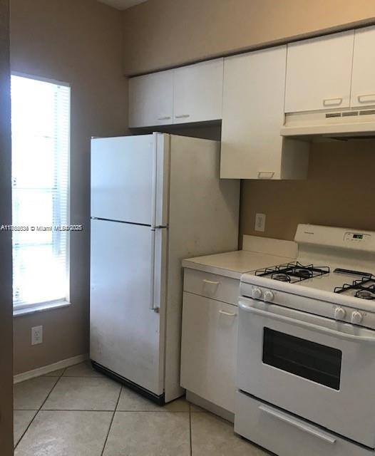 8066 Sanibel Drive, Unit 8066 Tamarac, FL 33321 - Photo 5 of 23 a kitchen with a stove and a refrigerator