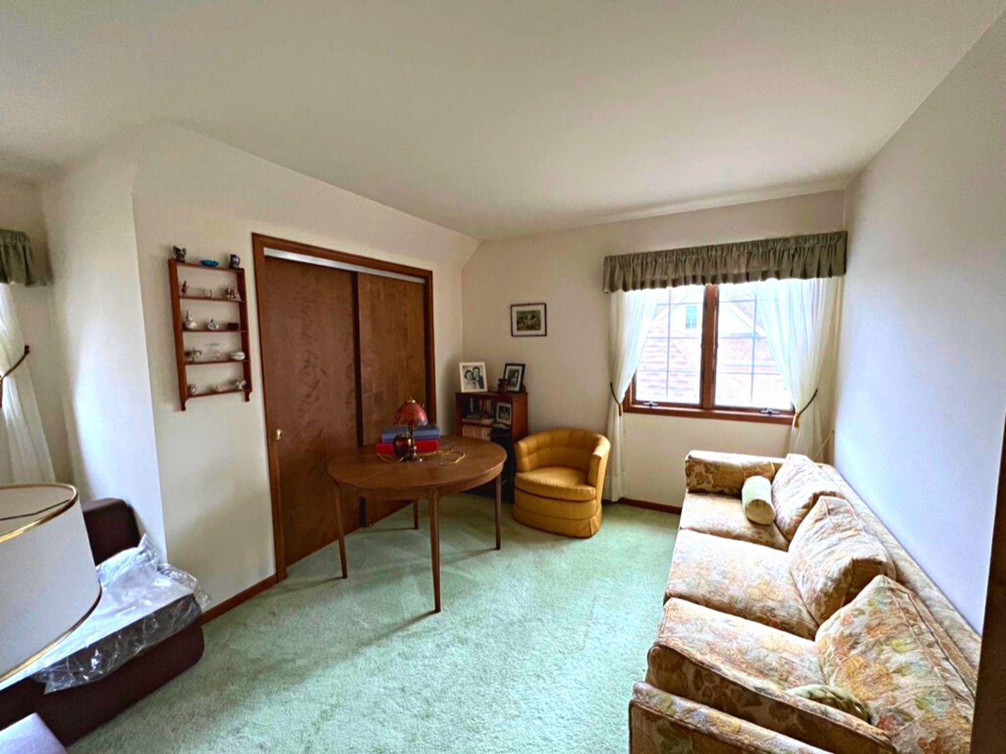 910 North Prospect Avenue Park Ridge, IL 60068 - Photo 11 of 18 a living room with furniture and a window