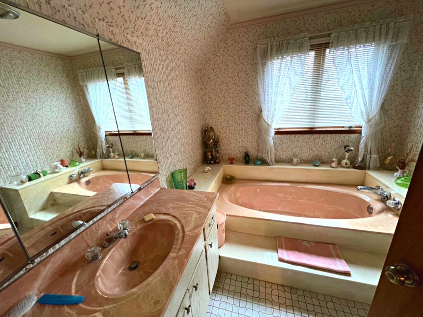 910 North Prospect Avenue Park Ridge, IL 60068 - Photo 14 of 18 a bathroom with a tub sink and mirror