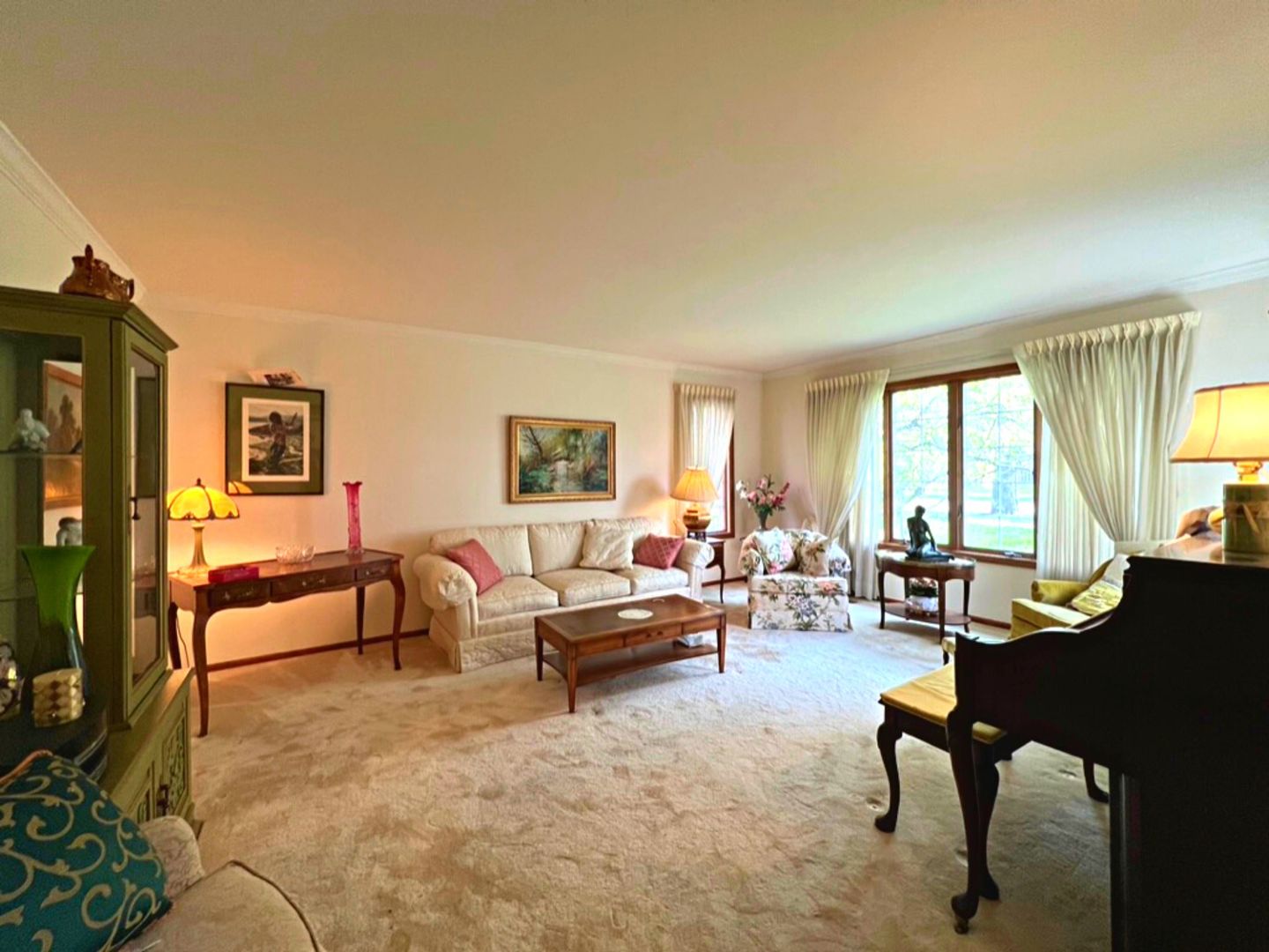 910 North Prospect Avenue Park Ridge, IL 60068 - Photo 3 of 18 a living room with furniture and a large window