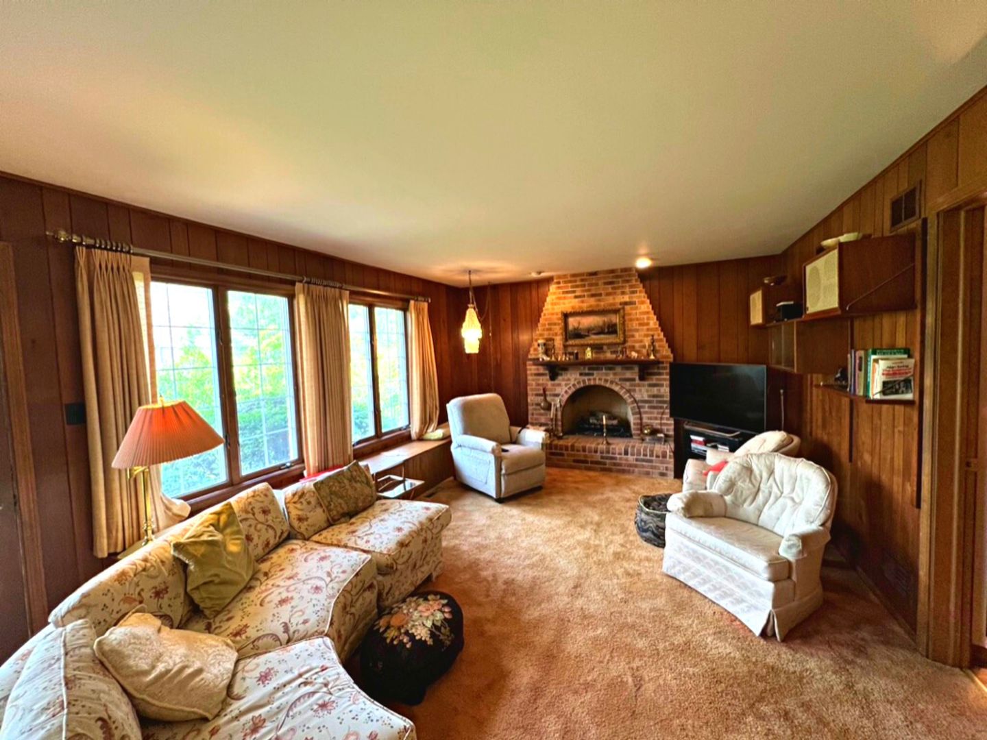 910 North Prospect Avenue Park Ridge, IL 60068 - Photo 8 of 18 a bedroom with furniture and a fireplace