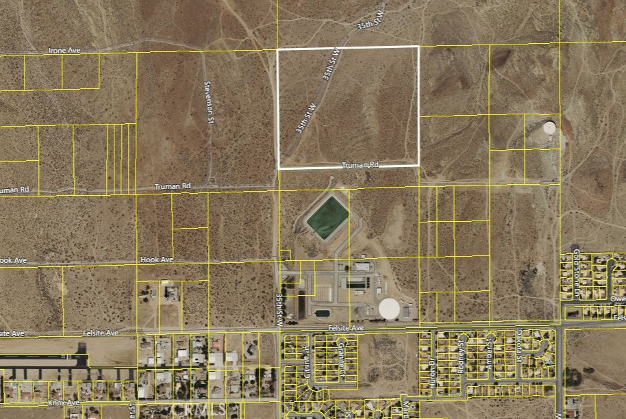 35 35th Street Rosamond, CA 93560 - Photo 10 of 14 a bathroom with a shower