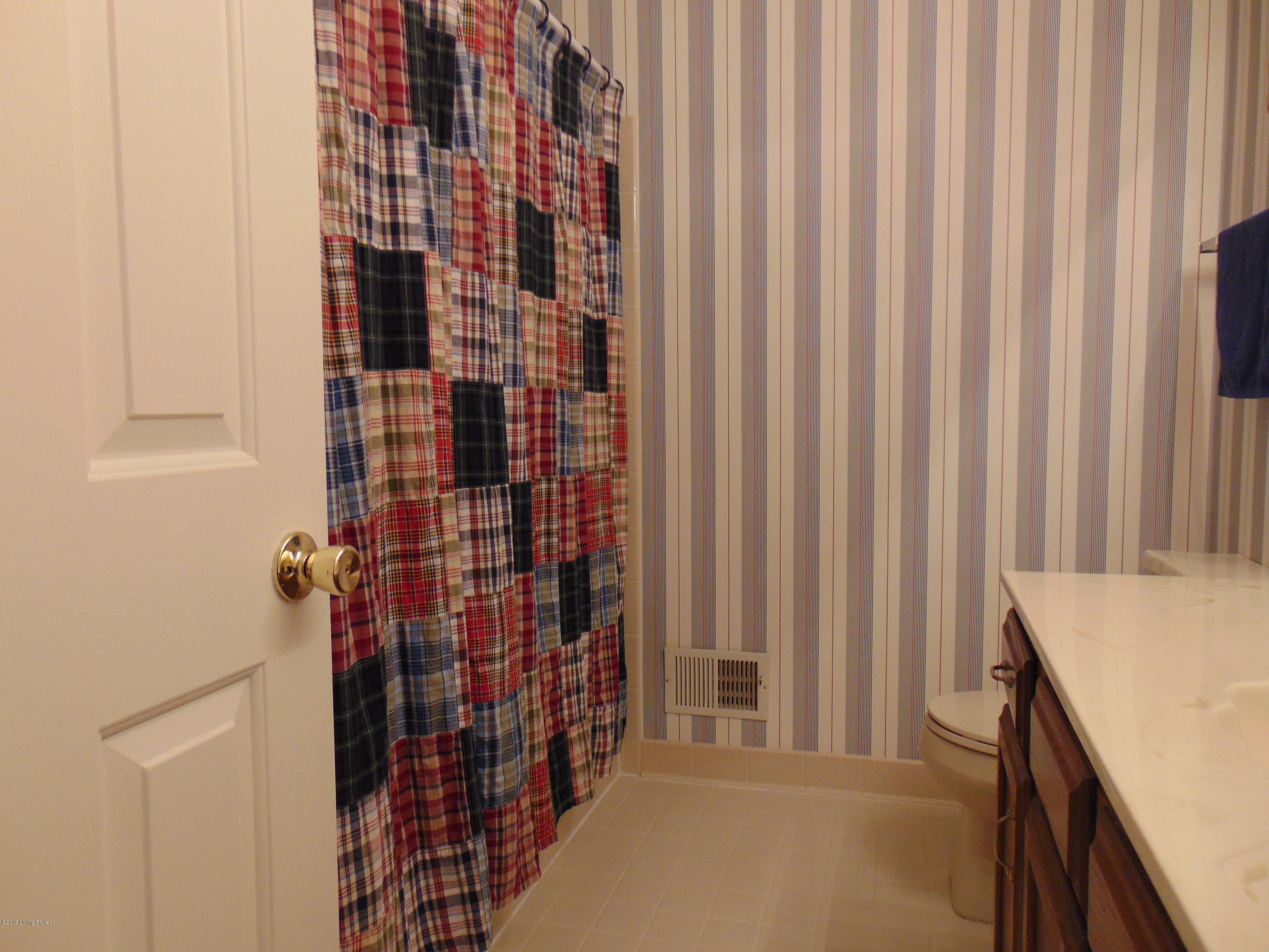 8212 Lacevine Road Louisville, KY 40220 - Photo 33 of 59 DSC00837