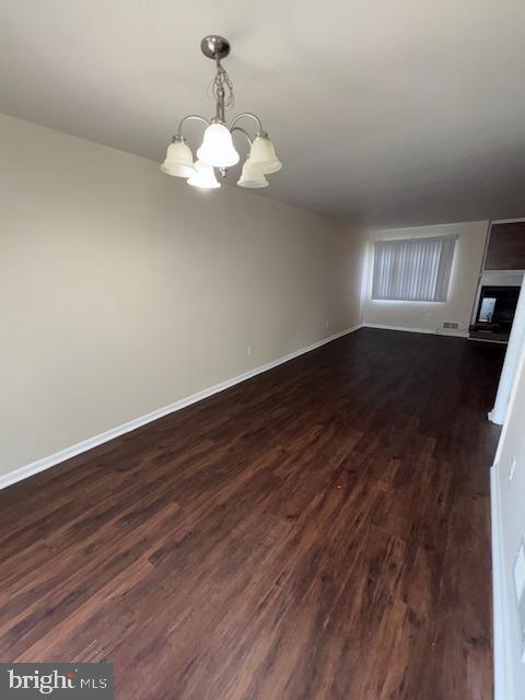 175 Valley Circle Newark, DE 19711 - Photo 5 of 17 a view of a livingroom with wooden floor