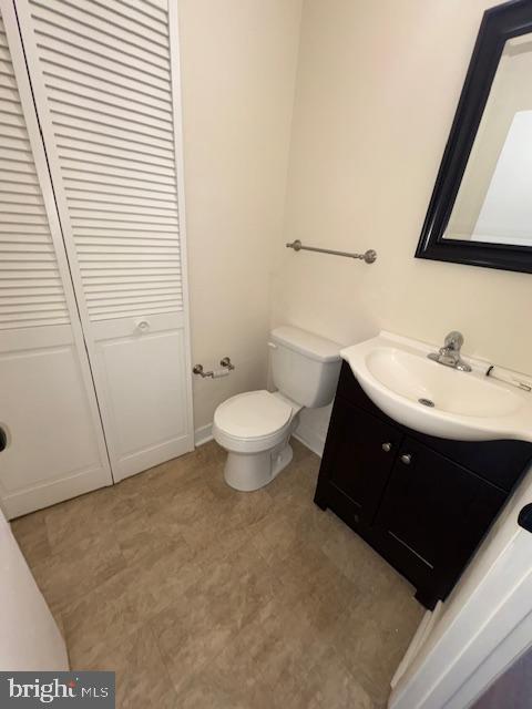 175 Valley Circle Newark, DE 19711 - Photo 6 of 17 a bathroom with a sink and a mirror