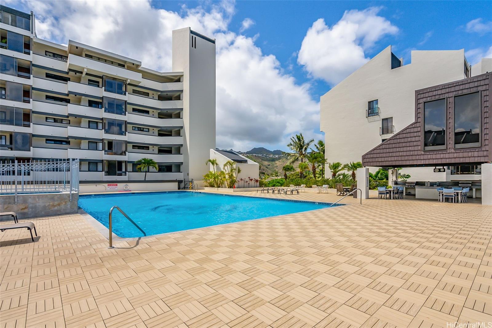 500 Lunalilo Home Road, Unit 25B Honolulu, HI 96825 - Photo 21 of 23 a swimming pool with buildings in the background