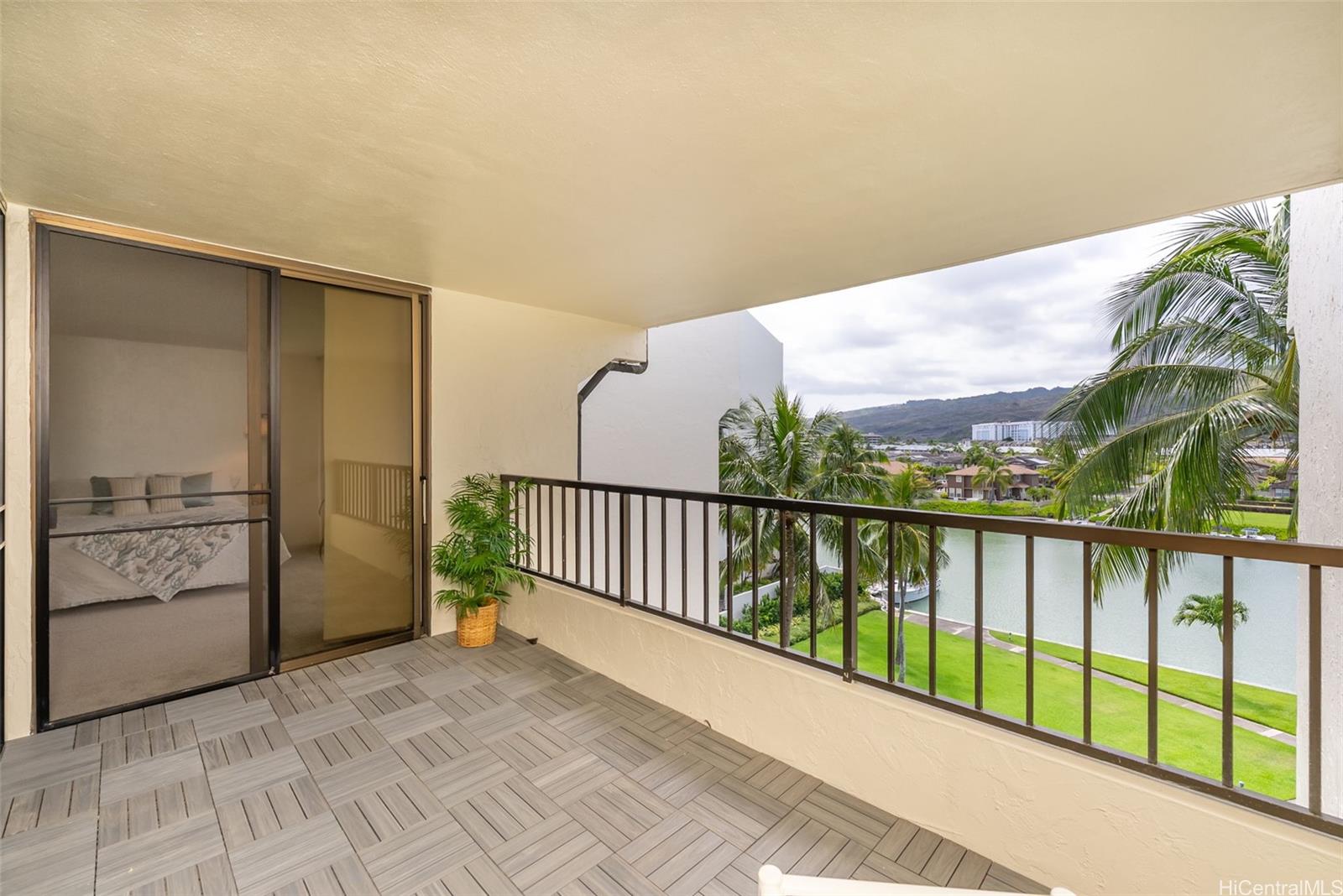 500 Lunalilo Home Road, Unit 25B Honolulu, HI 96825 - Photo 3 of 23 a view of a balcony