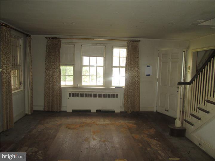 10850 Ellicott Road Philadelphia, PA 19154 - Photo 3 of 10 Living Room