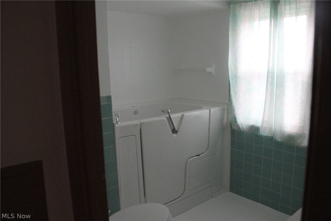 4201 Stonehaven Road Cleveland, OH 44121 - Photo 16 of 23