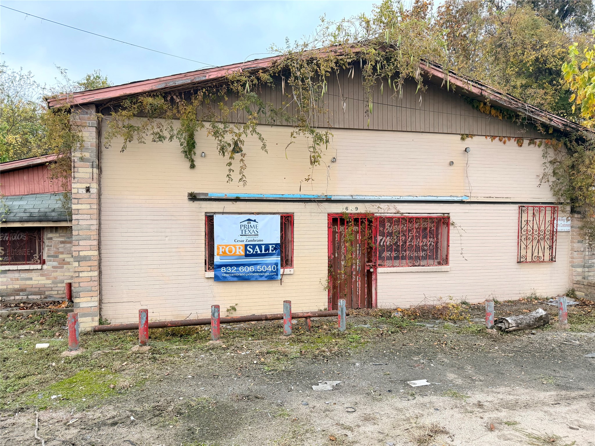 a front view of a house with garage
