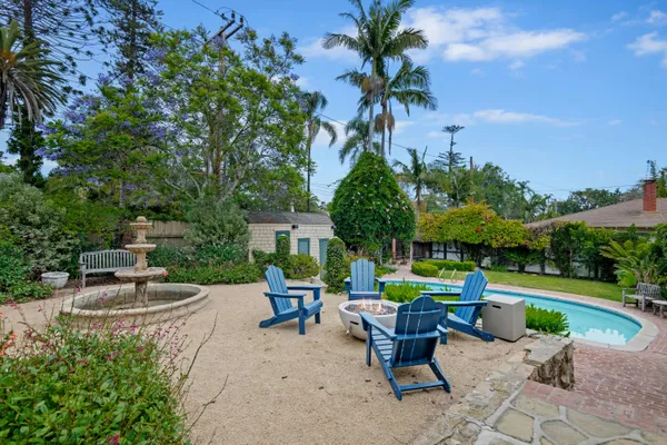 a view of a backyard with sitting area and furniture