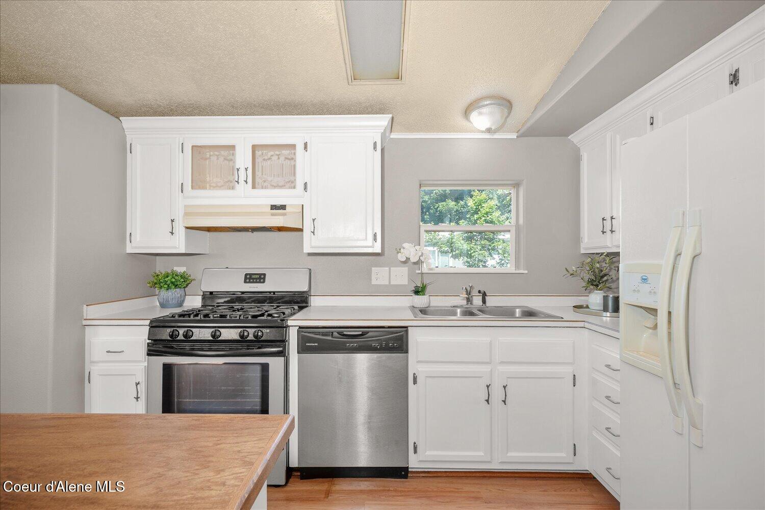 9090 North Runkle Road Hayden, ID 83835 - Photo 15 of 40 Stainless steel appiances!!