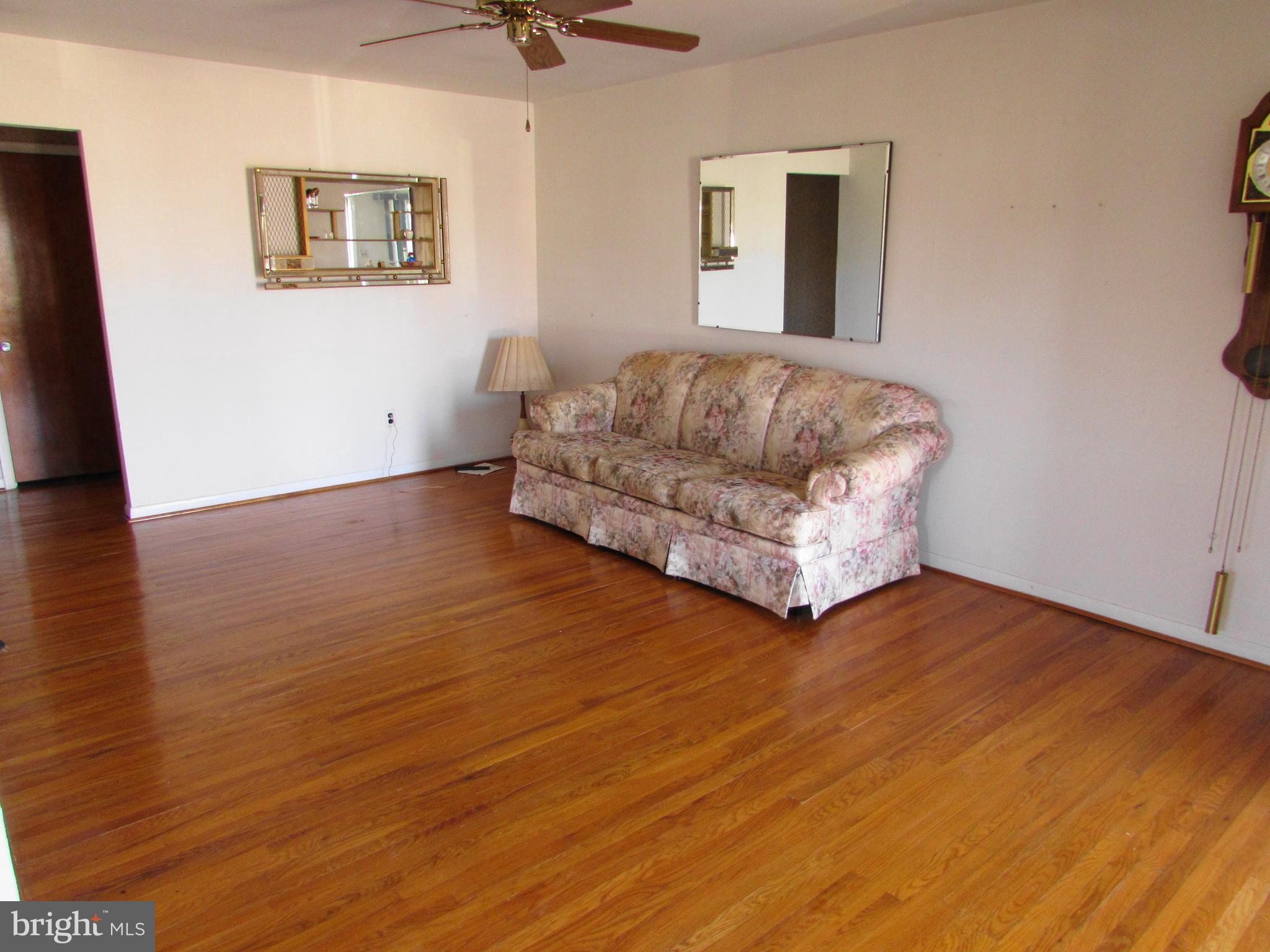 1048 Surrey Road Philadelphia, PA 19115 - Photo 3 of 20