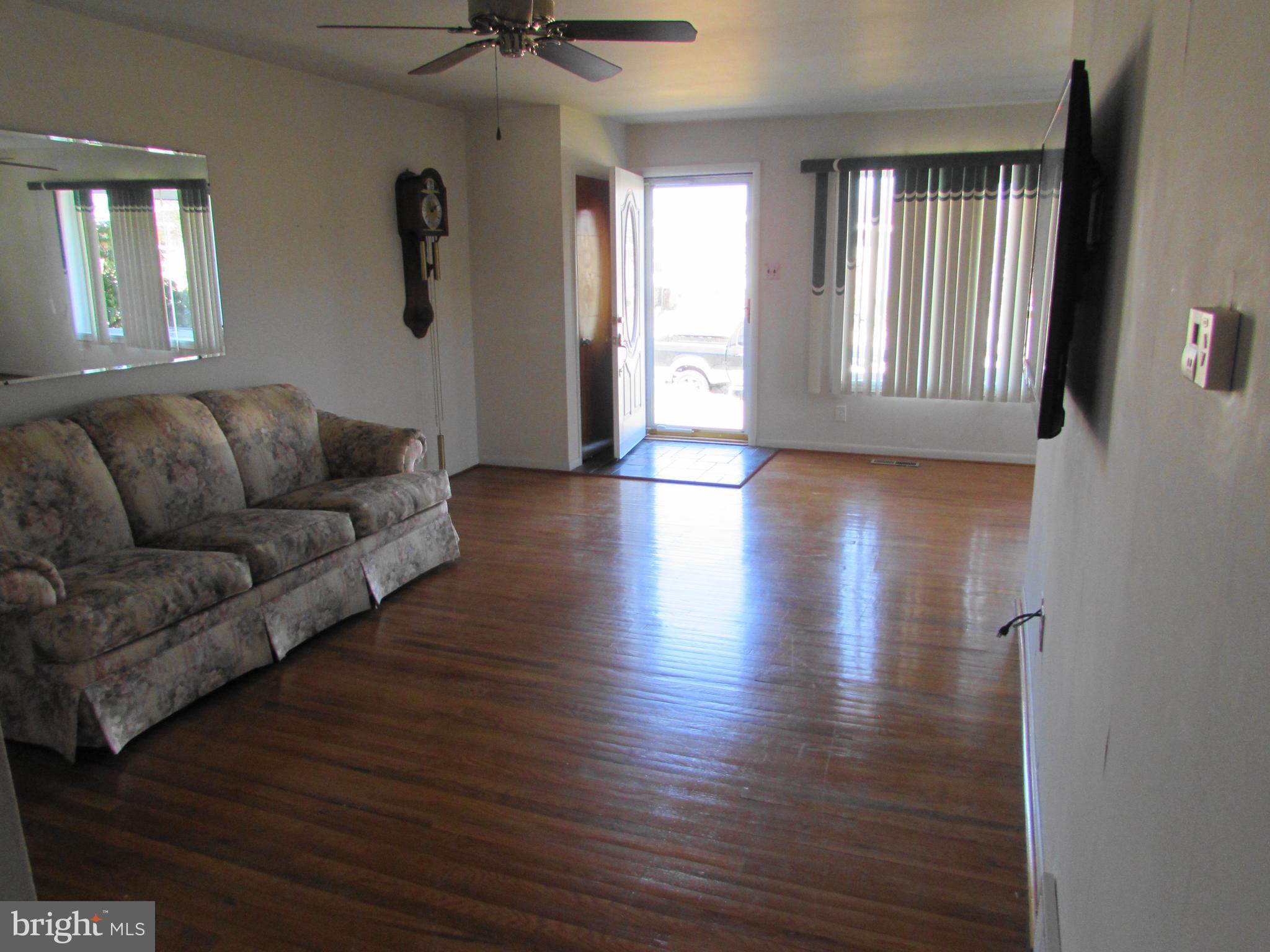 1048 Surrey Road Philadelphia, PA 19115 - Photo 4 of 20